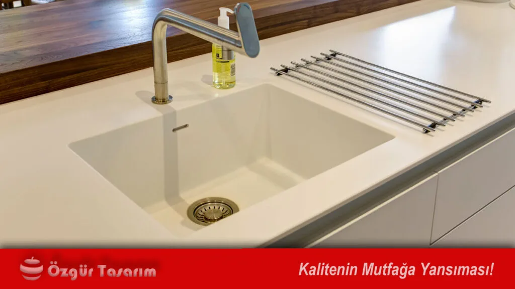 Estetik ve dayanıklı Corian mutfak eviyesi, entegre tasarım.