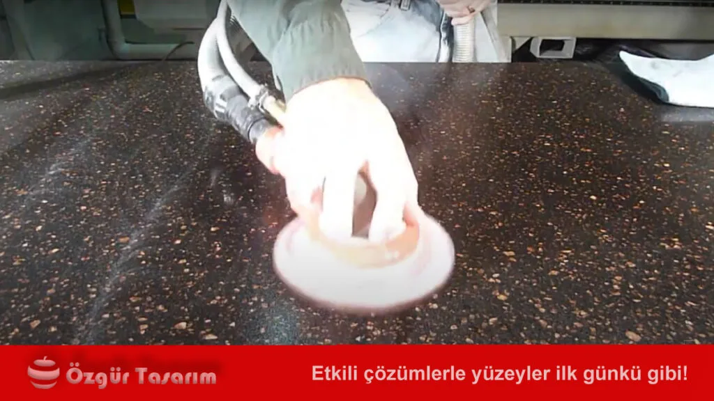 Mutfak tezgahının temizliği ve bakımını gösteren profesyonel uygulama