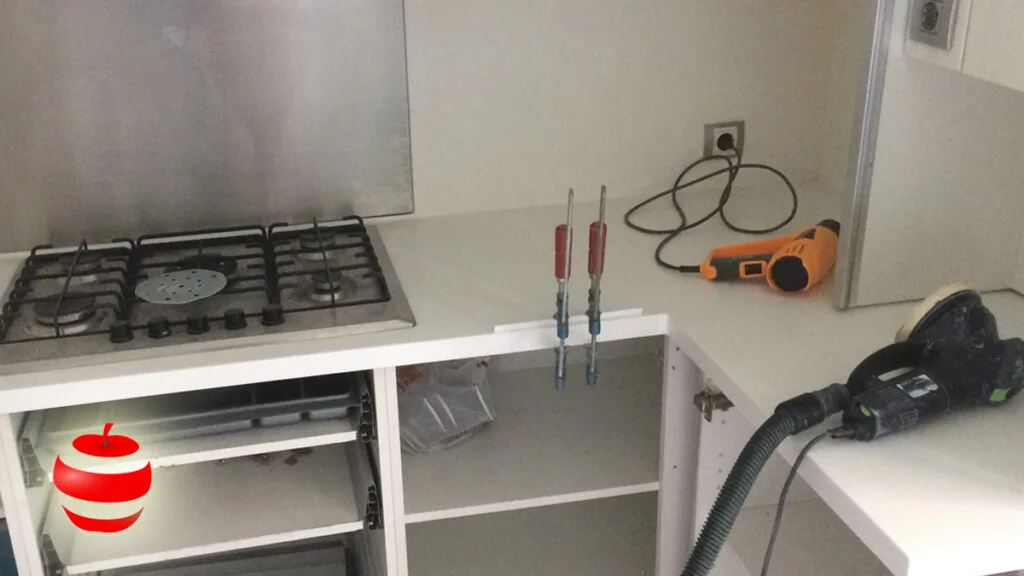 Corian tezgah çatlak tamiri sırasında uygulanan onarım işlemi