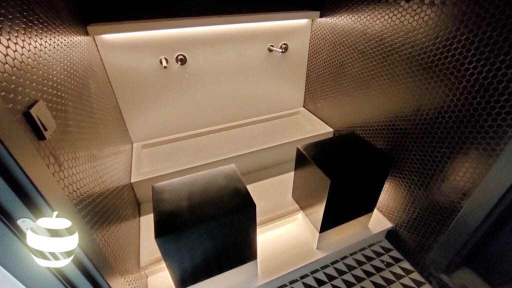 İşyerleri ve ofisler için estetik ve minimalist bir yaklaşımla entegre edilmiş, modern abdest lavabosu çözümü.