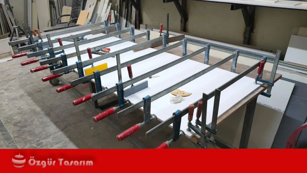 Bilgisayar destekli Corian banko imalatı ve anahtar teslim kurulum süreci
