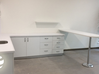 Endüstriyel tasarımlı mutfaklar için özel solid surface tezgah modelleri