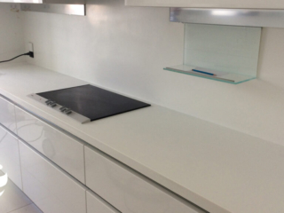 Tezgah ve backsplash bütünlüğü ile modern mutfak tezgahı detayı
