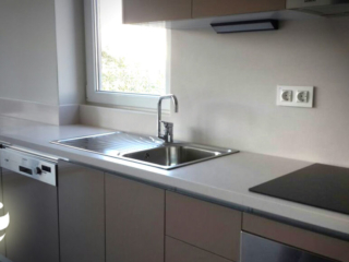 Minimalist mutfak dekorasyonu ile uyumlu gri tonlarında solid surface tezgah