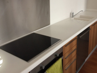 Modern yaşam alanları için fonksiyonel solid surface mutfak tezgahı